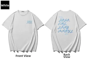 Vue détaillée avant et arrière d'un t-shirt blanc oversize en coton avec imprimé bleu