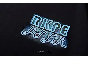 Gros plan sur l'imprimé artistique bleu clair sur le tissu en coton noir du t-shirt