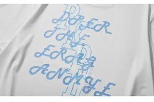 Gros plan sur l'imprimé lettres bleues sur un T-shirt en coton blanc avec texture détaillée