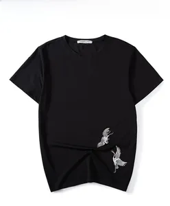 Detailansicht der Kranich-Stickerei auf einem schwarzen Oversize-Baumwoll-T-Shirt
