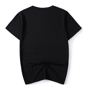 Detailansicht der Rückseite eines schwarzen Baumwoll-T-Shirts mit klassischem Rundhalsausschnitt