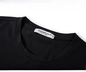 Detail des Rundhals-Kragens und Größenetiketts an einem schwarzen Baumwoll-Herren-T-Shirt