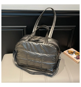 Détail du sac cabas matelassé argenté montrant la texture métallique et la bandoulière