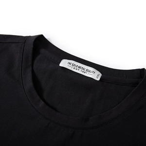 Schwarzes Herren-T-Shirt mit Rundhalsausschnitt und hochwertiger Kranich-Stickerei