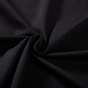 Übergröße Herren T-Shirt in Schwarz mit Kranich-Stickerei und Baumwollstrick-Textur