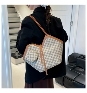 Sac cabas à damier chic avec son petit porte-monnaie rond assorti porté avec élégance