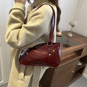 Elegante borsa sottobraccio bordeaux con bordo in pizzo bianco e borchie argento