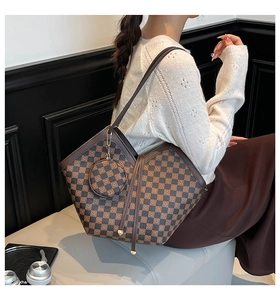 Détail du sac cabas à damier avec porte-monnaie assorti et pendentif à pompon élégant