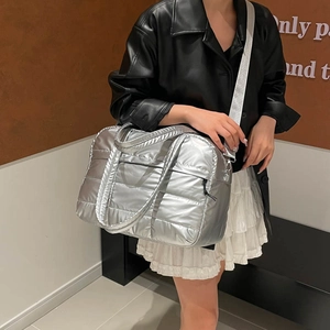 Grand sac cabas matelassé argent métallisé pour femme avec bandoulière réglable