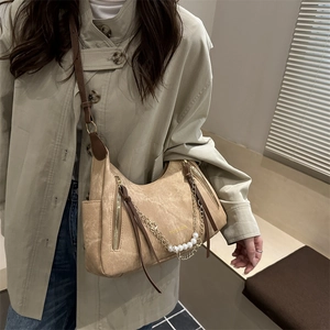 Sac fourre-tout croissant camel tendance avec chaîne en perles et bandoulière