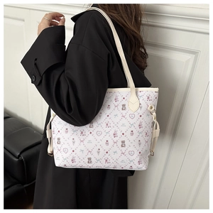 Détail d'un grand sac cabas blanc avec motifs ours et lapin de dessin animé sur manteau noir