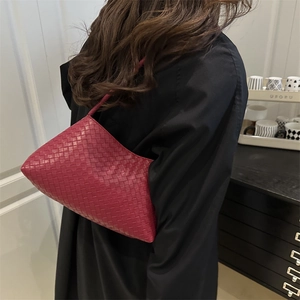 Borsa hobo a spalla in pelle intrecciata rosso scuro per un look quotidiano chic da donna