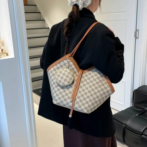 Grand sac cabas à carreaux beige et gris avec garniture en cuir et breloque porte-monnaie