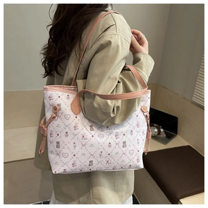 Détail des lanières en cuir rose et imprimé ours mignon sur grand sac fourre-tout