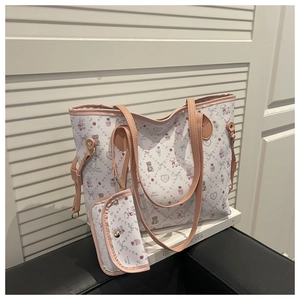 Détail d'un sac cabas blanc avec motifs d'ours roses et cordons de serrage latéraux