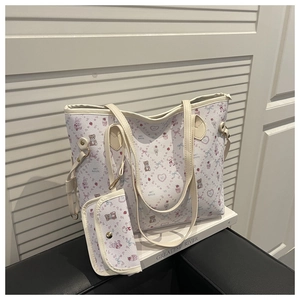 Vue détaillée du grand sac cabas blanc avec motifs d'ours et petite pochette assortie