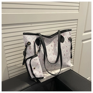 Détail du sac cabas blanc avec oursons, nœuds roses et anses noires contrastées