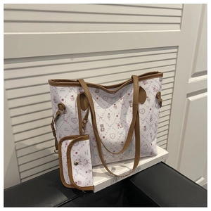 Détail de l'ensemble fourre-tout blanc avec motifs ours et petite pochette assortie