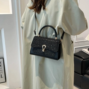 Sac à bandoulière chic à paillettes noires pour femmes avec fermoir doré et sangle