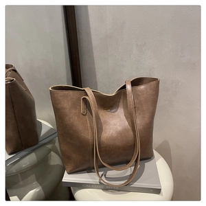 Détail du sac cabas marron avec lettrage doré FASHION BAGS et longues bandoulières
