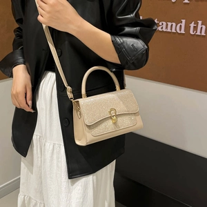 Sac bandoulière élégant en sequins champagne avec fermoir doré et sangle en cuir
