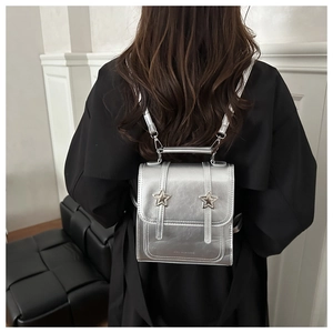 Mini sac à dos argenté avec boucles métalliques en étoile et bretelles réglables