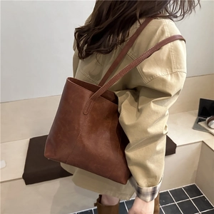 Grand sac cabas marron minimaliste en cuir mat au style rétro porté à l'épaule