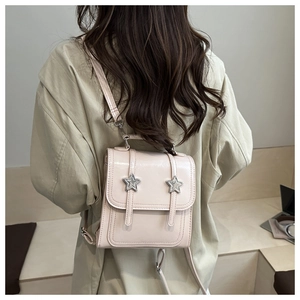 Détail du sac à dos en similicuir rose avec boucles étoiles argentées sur les sangles