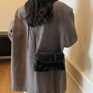 Petit sac à bandoulière noir plissé pour femme avec finition brillante et chaîne argentée