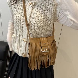 Borsa a tracolla vintage marrone con lunghe frange e fibbia indossata da modella