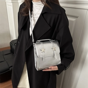 Sac à bandoulière argenté minimaliste avec étoiles pour femmes dans un décor moderne