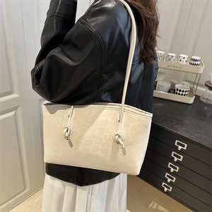 Elegante borsa tote in pelle crema con trama leopardata e tracolla con nodo intrecciato