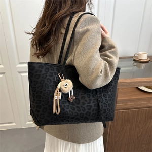 Sac fourre-tout chic à imprimé léopard gris foncé et noir avec accessoire de charme