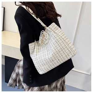 Elegante Tweed-Schultertasche in Elfenbein mit Goldfäden und Perlen-Schleifen-Detail