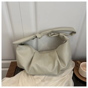 Détail du sac hobo avec texture grainée, base plissée et bandoulière à nœud