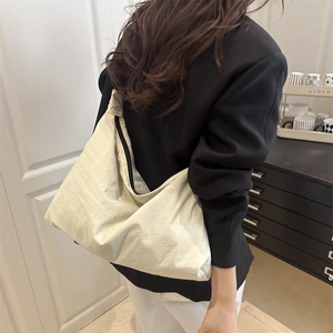 Grand sac à bandoulière minimaliste en nylon froissé beige avec fermeture zippée