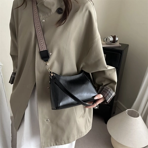 Sac à bandoulière chic en similicuir noir avec sangle large au design minimaliste