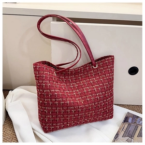 Detailaufnahme der roten Tweed-Tasche mit aufwendiger Gold- und Braunfaser-Webstruktur
