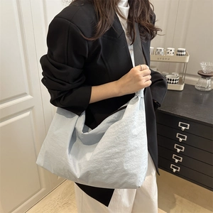 Sac hobo bleu clair minimaliste avec bandoulière large et forme de croissant spacieuse