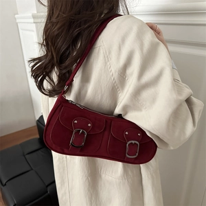 Sac sous le bras chic en daim rouge pour femme avec boucles décoratives et bandoulière