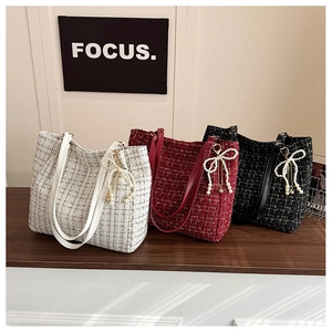 Sacs à bandoulière en tweed en trois couleurs avec breloques perles et lanières en cuir