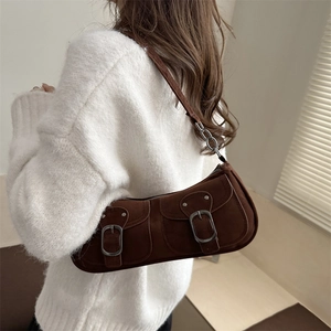 Sac sous l'aisselle rétro en daim marron foncé avec boucles métal pour femmes 2025