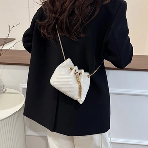 Sac seau plissé blanc chic avec chaîne dorée et cordon de perles pour mode féminine