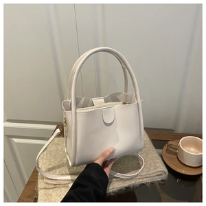 Details einer weißen PU-Lederhandtasche mit Doppelgriffen und abnehmbarem Schultergurt
