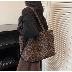 Détail d'un grand sac cabas à imprimé léopard avec bandoulière épaisse sur le mannequin