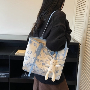 Sac cabas chic en toile avec imprimés graffiti bleus pour femmes et un charme de lapin