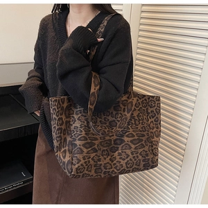 Détail d'un grand sac cabas à motif léopard avec bandoulières au style vintage chic