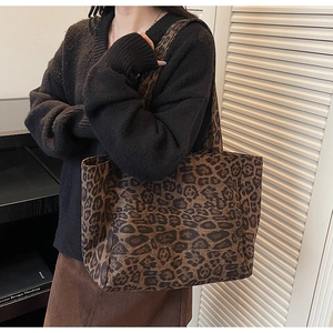 Vue détaillée du grand sac cabas à motif léopard avec une tenue d'automne décontractée