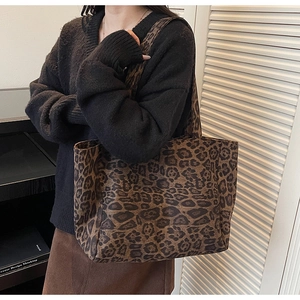 Détail d'un grand sac cabas à motif léopard porté à l'épaule pour l'automne-hiver