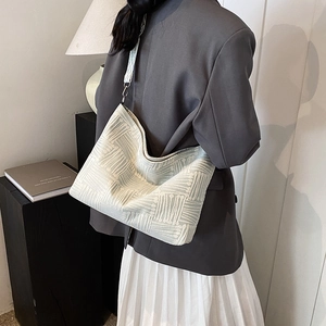 Grande borsa a tracolla da donna in maglia jacquard con motivi geometrici beige e verdi